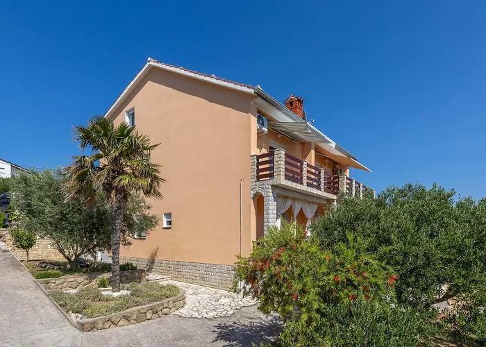1 Bedroom Gorgeous In Apartament Palit